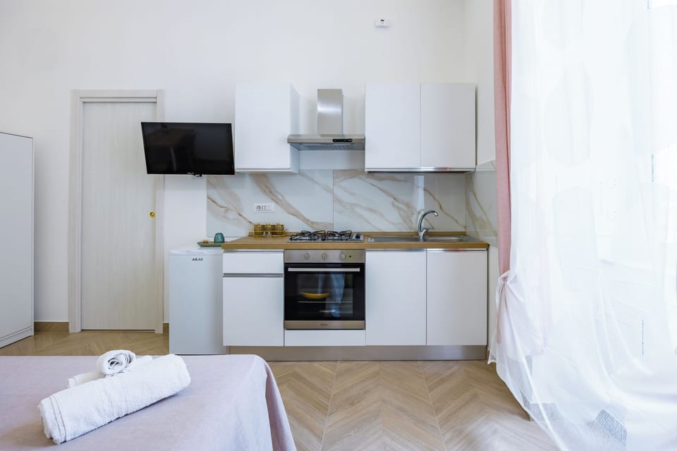 Classic Studio | Desk, laptop workspace, free WiFi