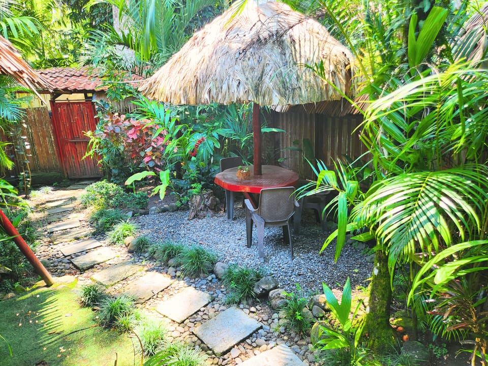 Villa 2 Garden table