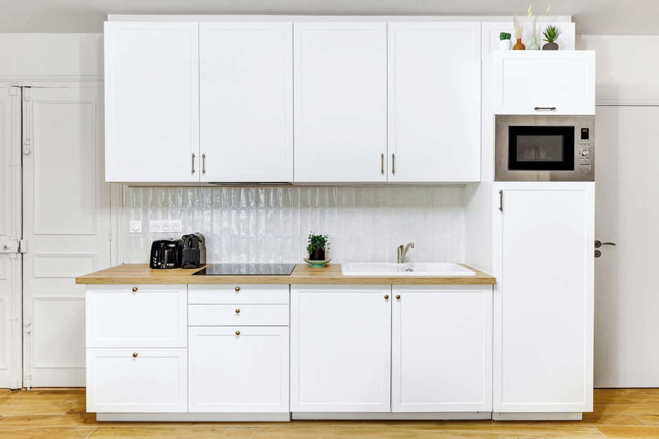 Cuisine équipée avec grille-pain, évier et rangements