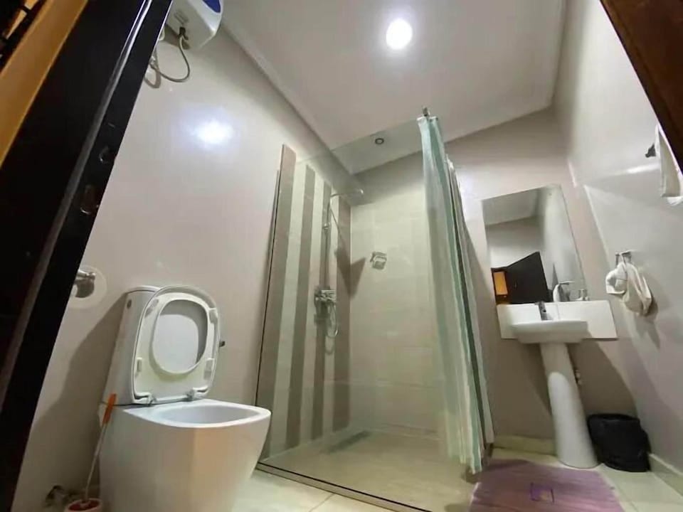 Deluxe Room, Balcony, City View | Bathroom | Free toiletries, hair dryer, towels, soap