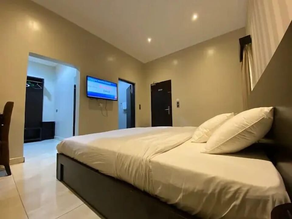 Deluxe Room, Balcony, City View | Desk, laptop workspace, blackout drapes, soundproofing