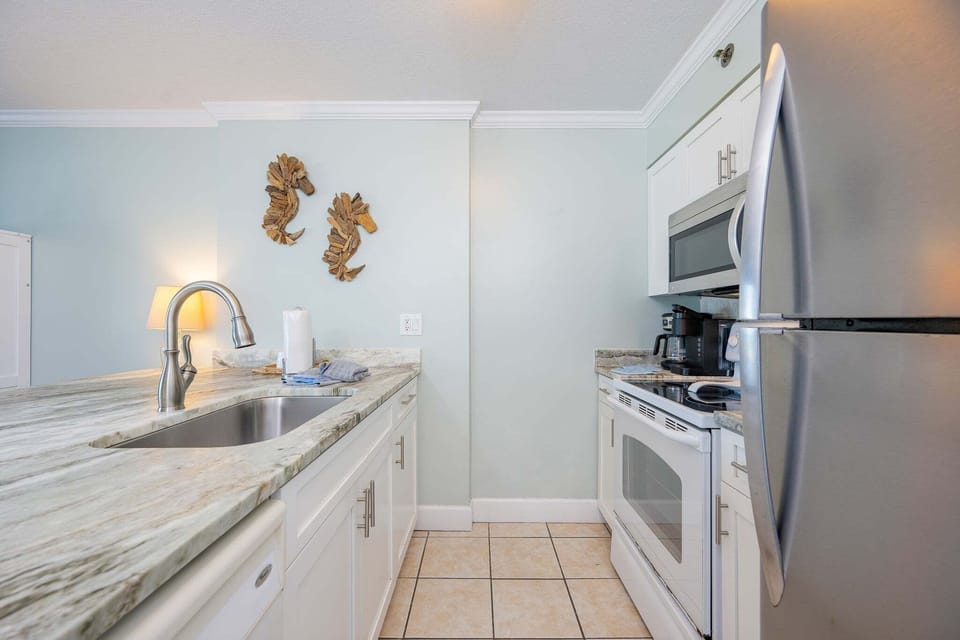 Condo, 1 Bedroom | Private kitchen | Fridge, oven, coffee/tea maker