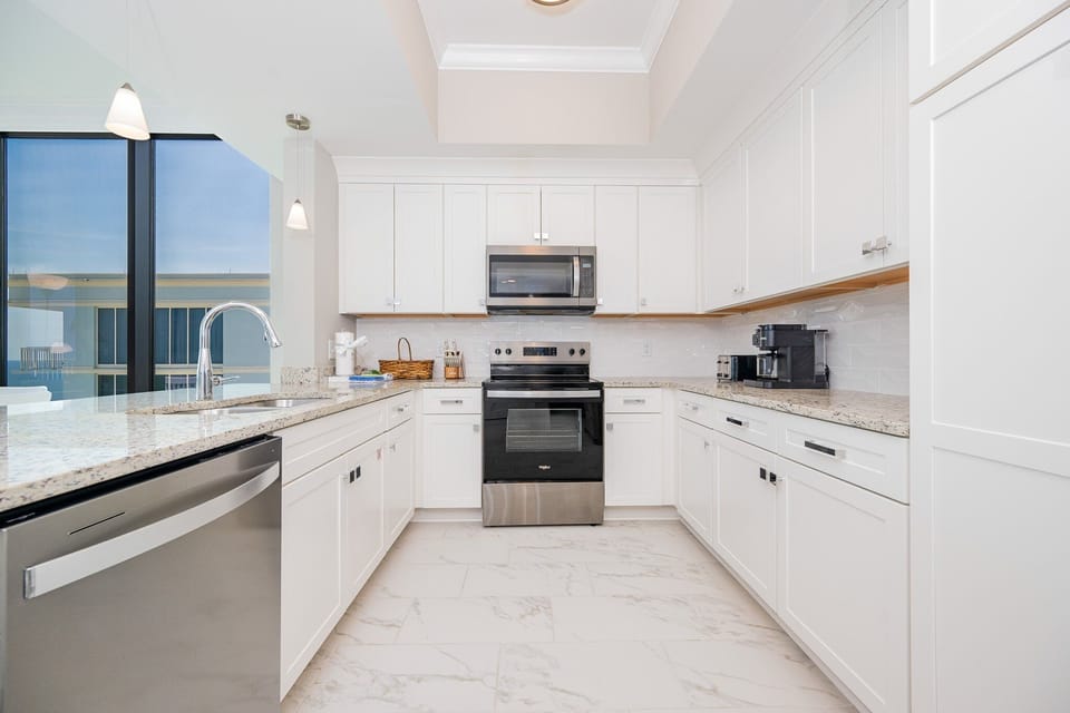 Condo, 4 Bedrooms | Private kitchen | Coffee/tea maker, fridge, oven