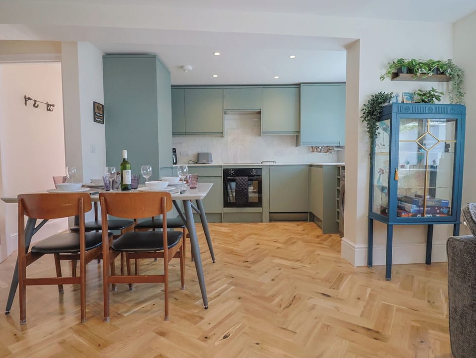 Cottage | Dining