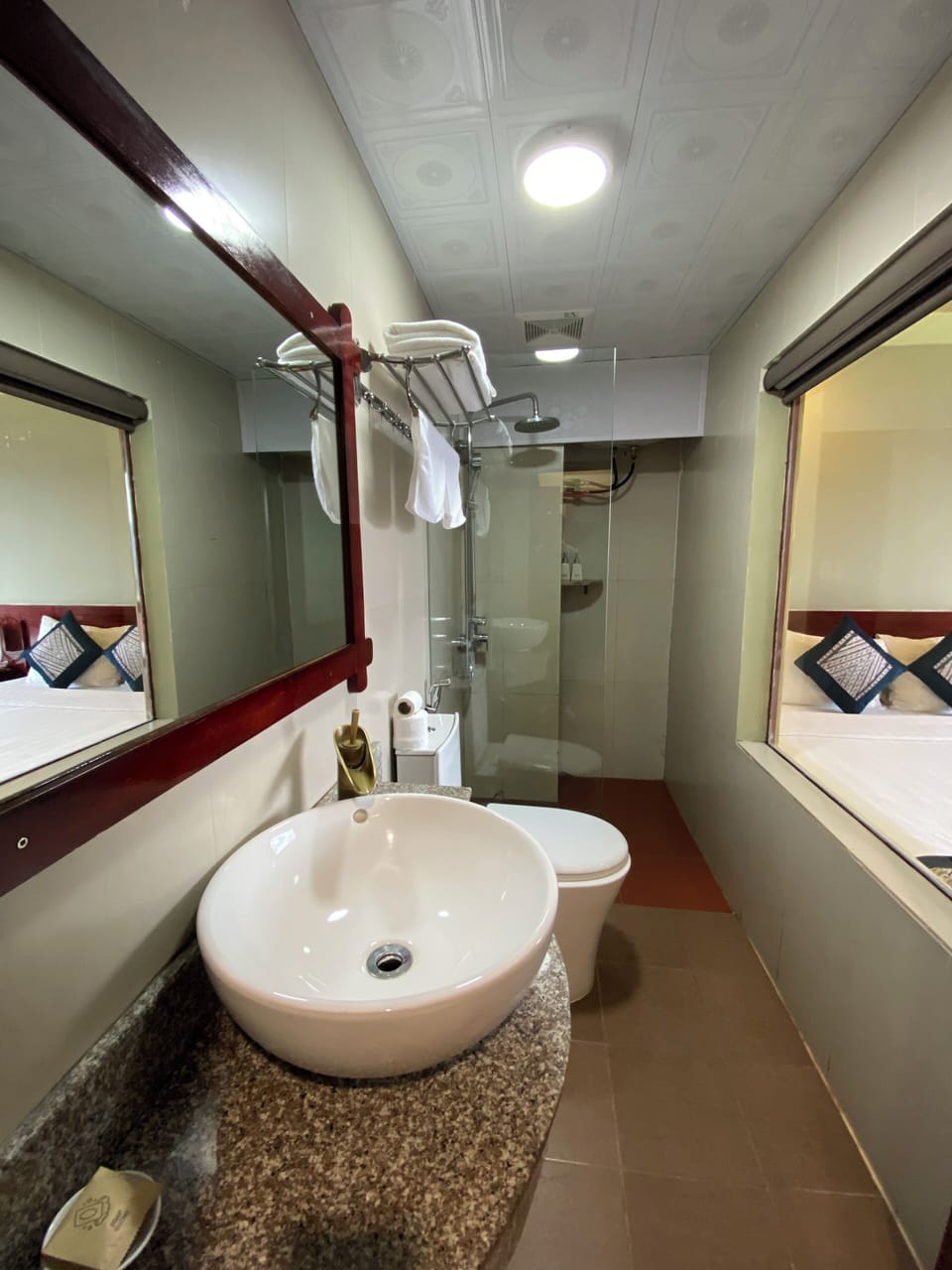 Shower, rainfall showerhead, free toiletries, hair dryer