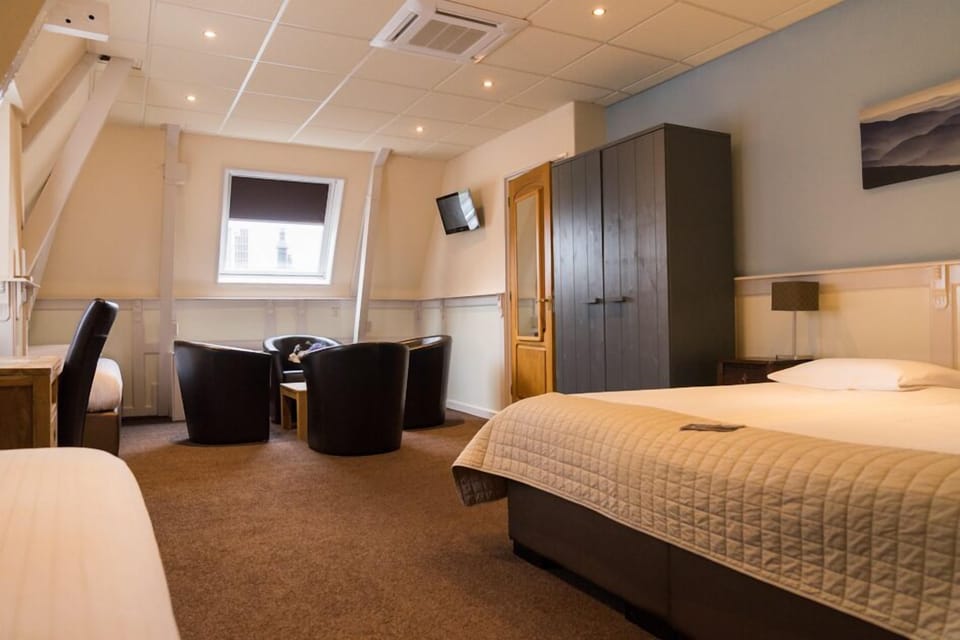 Quadruple Room | In-room safe, desk, soundproofing, cribs/infant beds