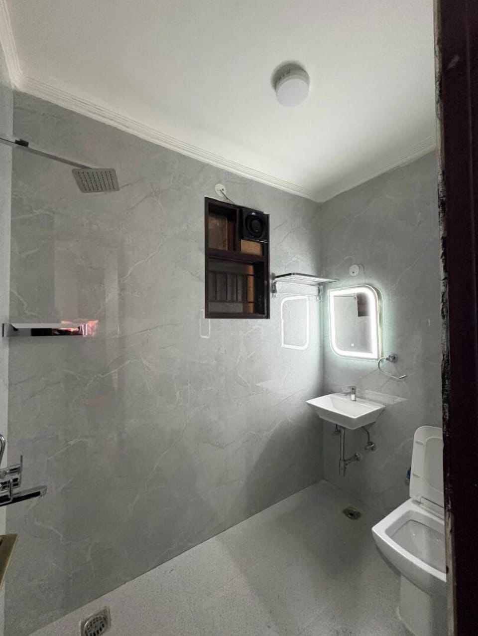 Junior Suite Room | Bathroom | Free toiletries, slippers, bidet, towels