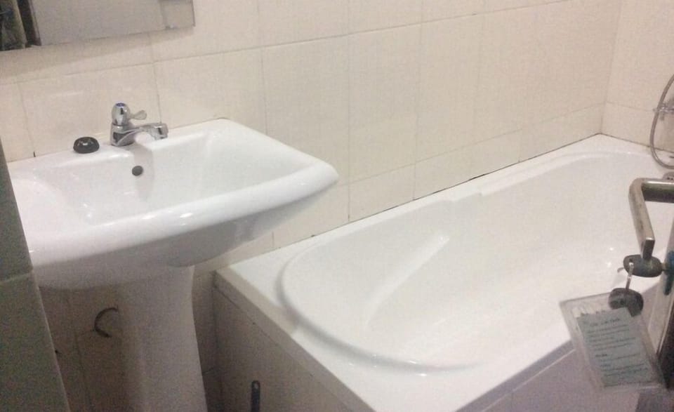 Deluxe Room, Balcony, City View | Bathroom | Free toiletries, hair dryer, towels, soap