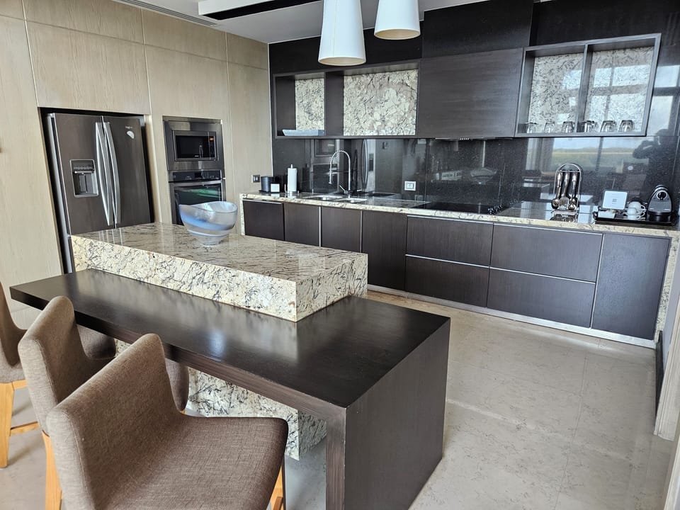 Full Kitchen & Bar