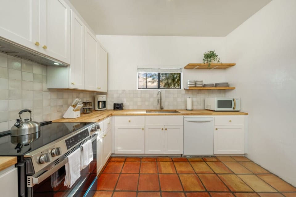 HOUSE: Updated kitchen, fully stocked and ready for your stay