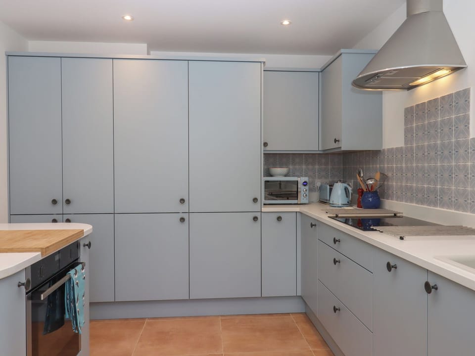 Cottage | Private kitchen | Dishwasher, cookware/dishes/utensils