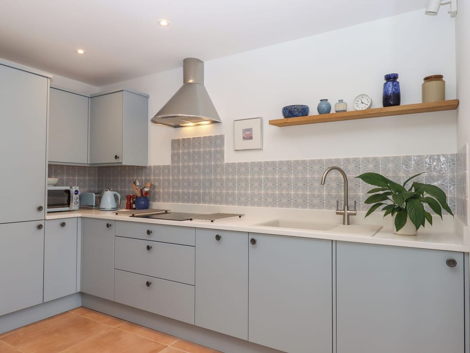 Cottage | Private kitchen | Dishwasher, cookware/dishes/utensils