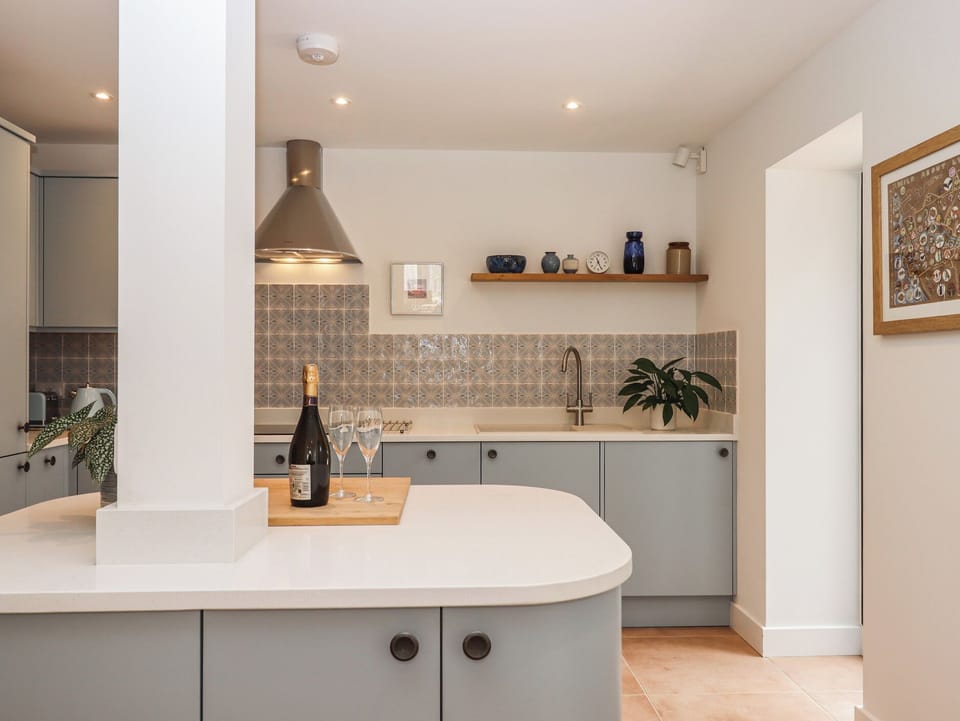Cottage | Private kitchen | Dishwasher, cookware/dishes/utensils