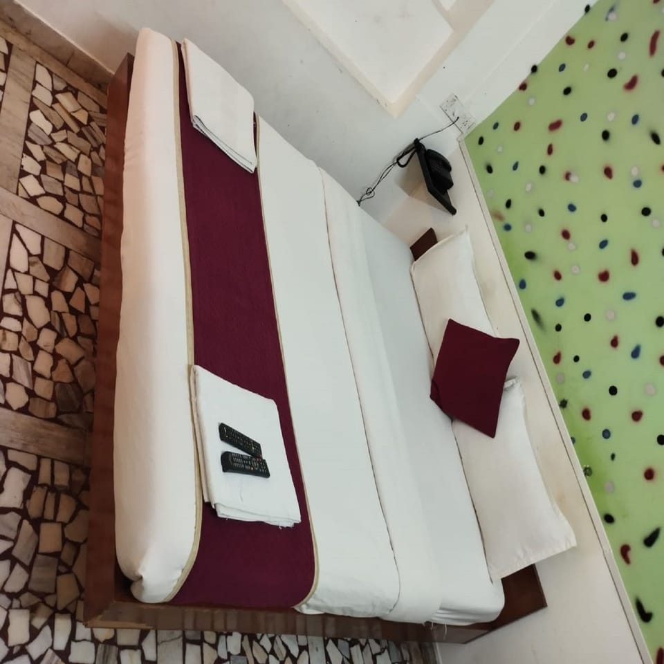 Deluxe Room, City View | Desk, free WiFi