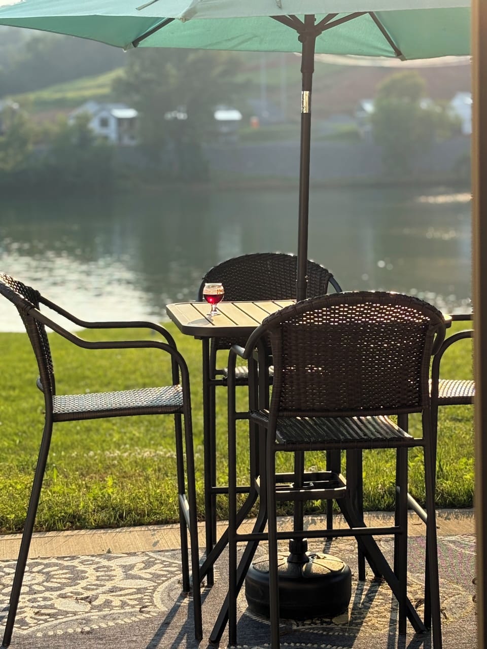 Relax by the beautiful and peaceful lake! PLEASE READ HOUSE RULES BEFORE BOOKING