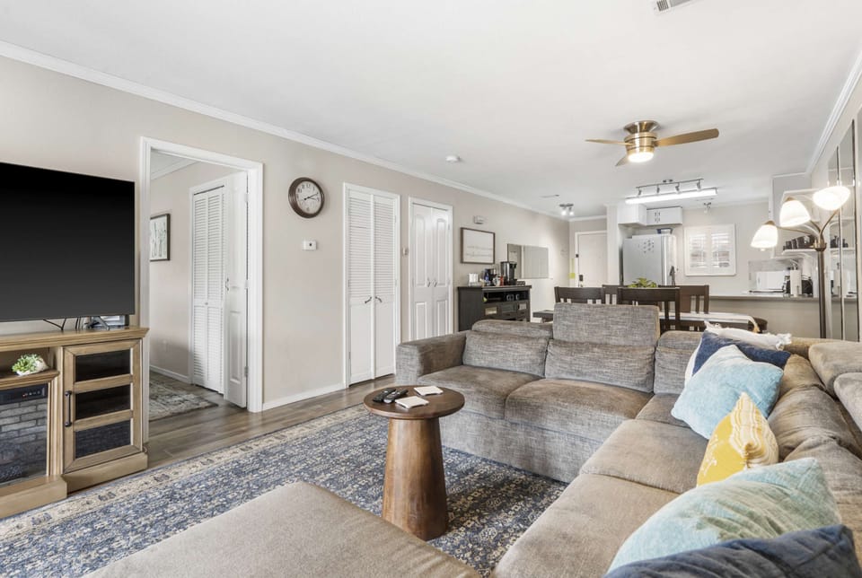 Condo, 1 Queen Bed with Sofa bed, Kitchen, Golf View (Dream on the Green) | Living area | 42-inch flat-screen TV with digital channels