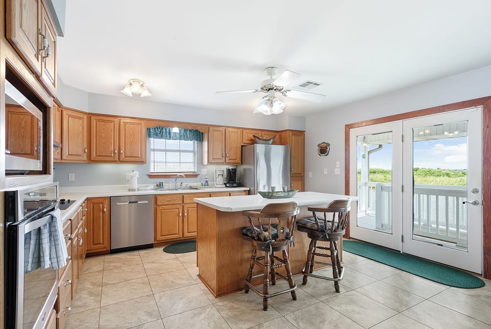 Signature House, 3 Bedrooms, Patio, Canal View | Private kitchen | Fridge, microwave, oven, stovetop