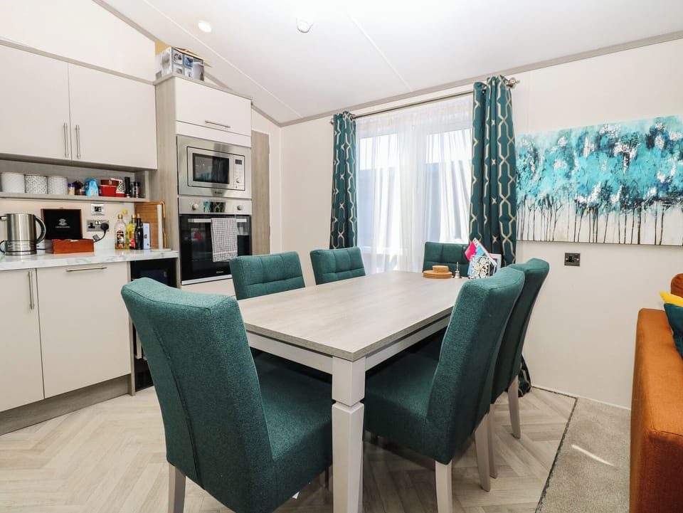 Cottage | Dining