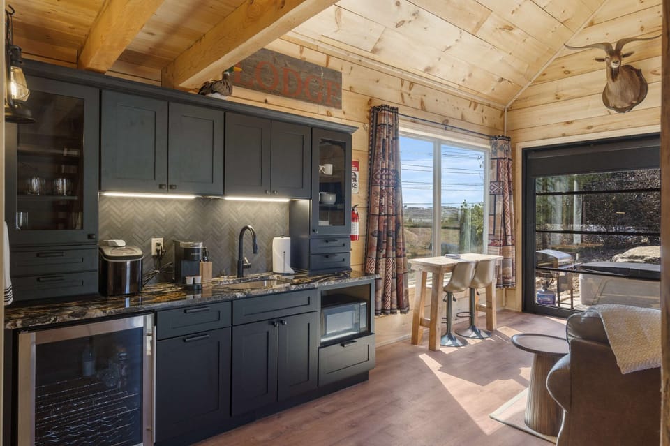 Cabin, Multiple Beds, Hot Tub, Mountain View (Elk Lodge) | Private kitchen | Fridge, microwave, coffee/tea maker