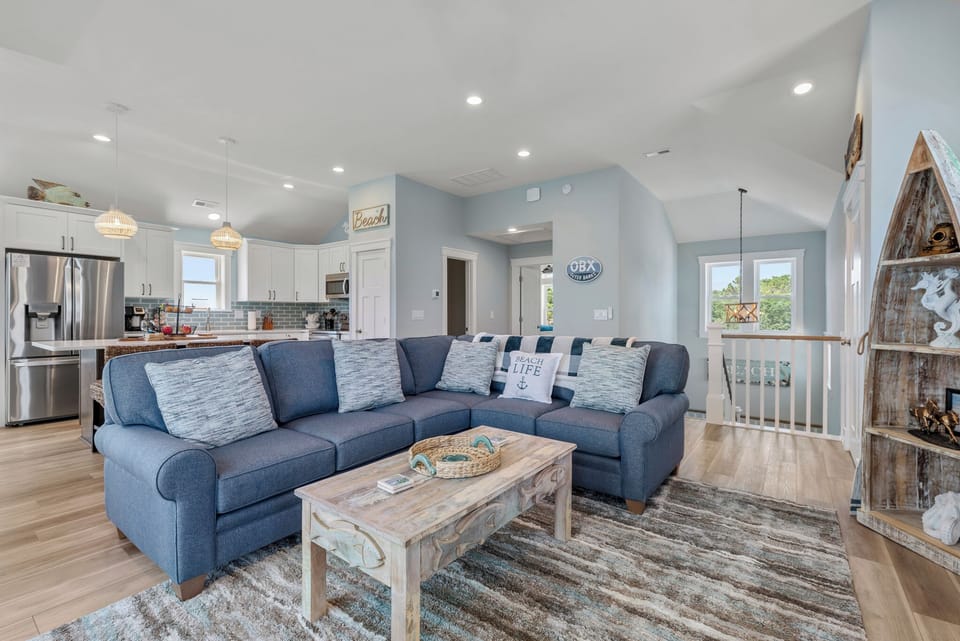 M136: The Blue Pearl | Top Level Living Area
