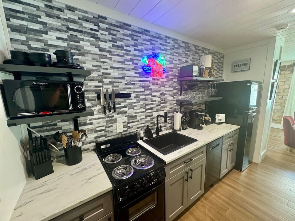 Fully equipped kitchen & wet bar