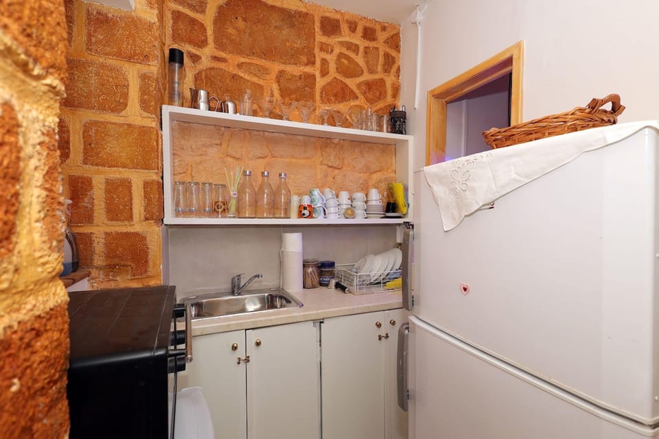 House | 1 bedroom, desk