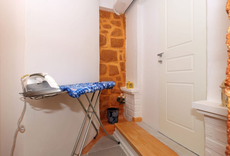House | 1 bedroom, desk