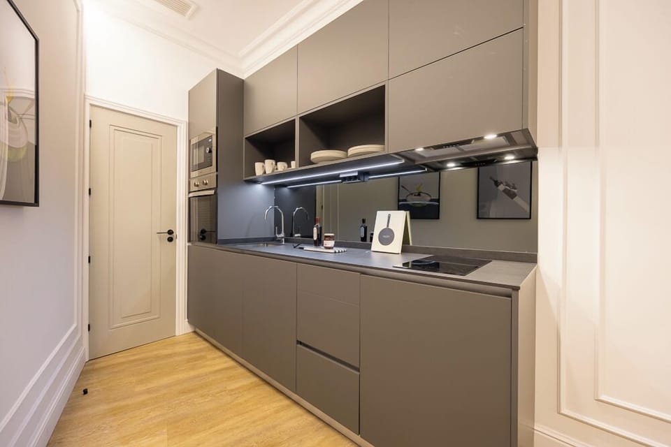 Deluxe Double or Twin Room | Private kitchen | Fridge, microwave, oven, stovetop