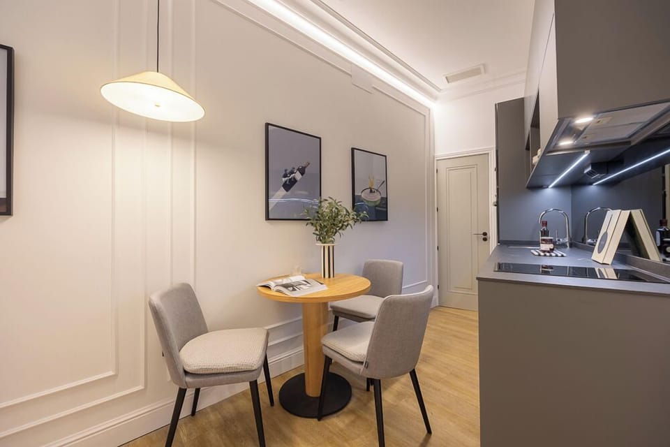 Deluxe Double or Twin Room | Private kitchen | Fridge, microwave, oven, stovetop