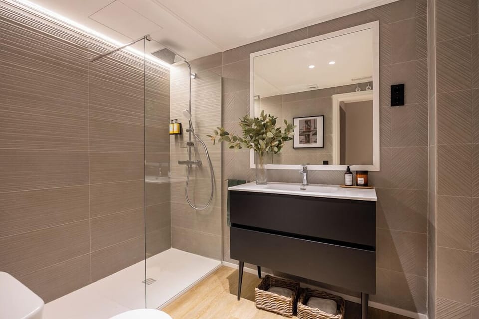 Family Room | Bathroom | Hair dryer, towels, soap, shampoo