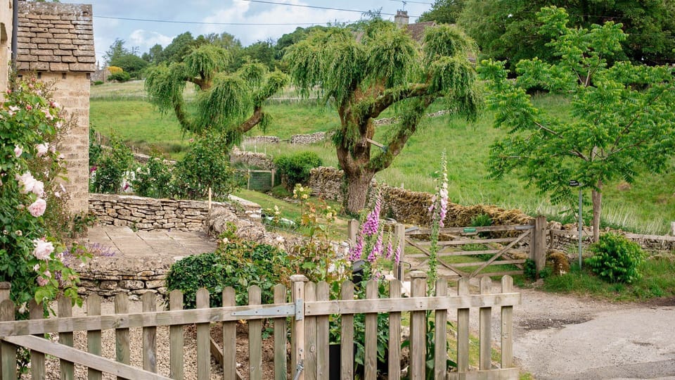 Pickett Cottage has a beautiful garden with views across the nearby fields