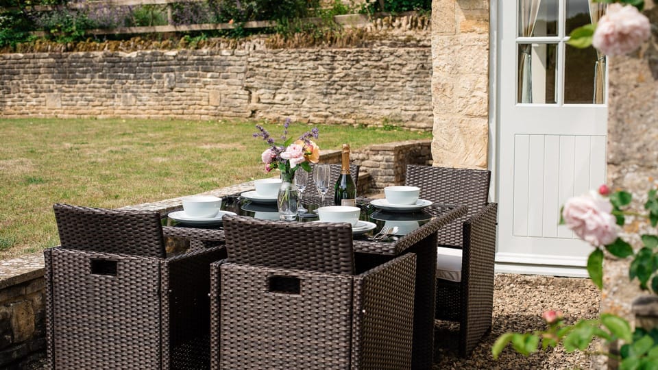 Set the dining table and enjoy your meal with the gentle scent of roses filling the air
