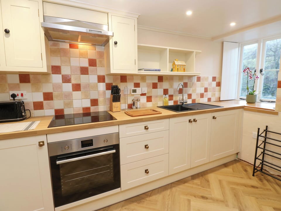 Cottage | Private kitchen | Dishwasher, cookware/dishes/utensils