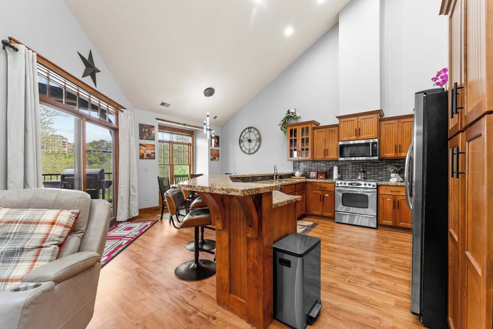Condo, Multiple Beds, Balcony (Penthouse Eagle View) | Private kitchen | Fridge, microwave, oven, stovetop