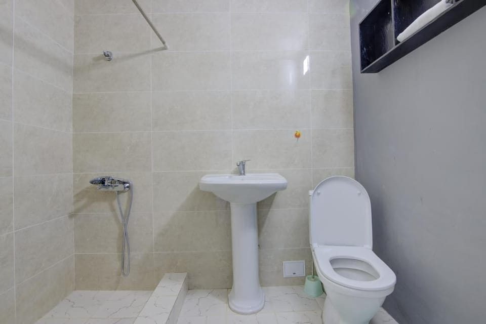 Towels, soap, shampoo, toilet paper