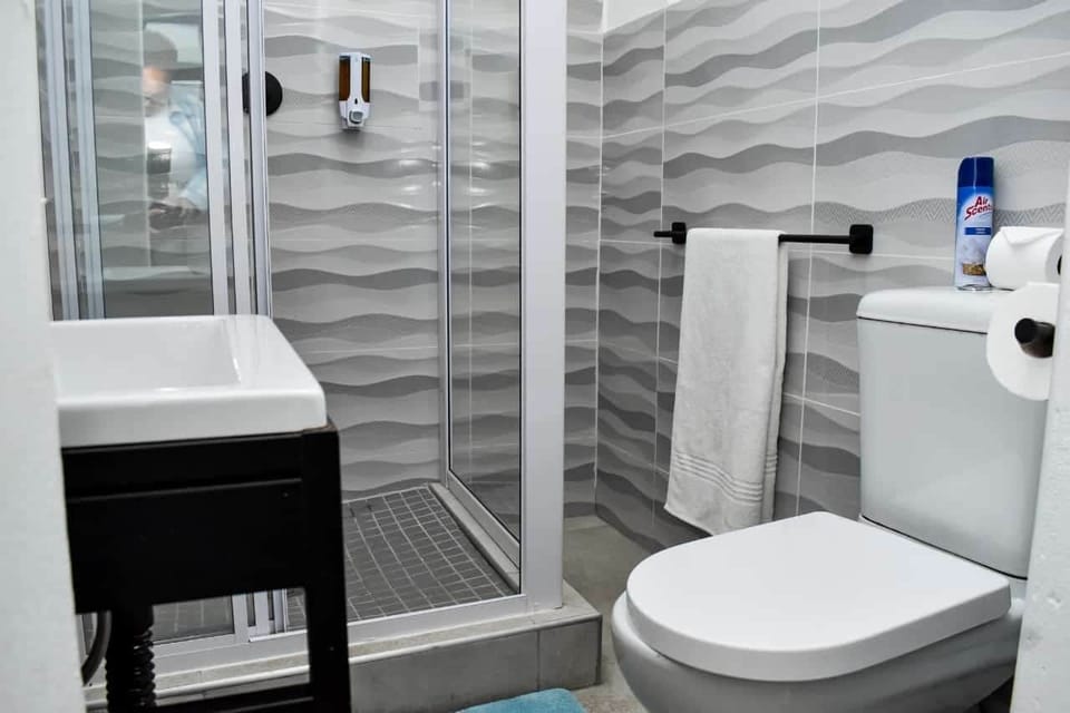 Luxury Double Room | Bathroom | Shower, free toiletries, towels, shampoo