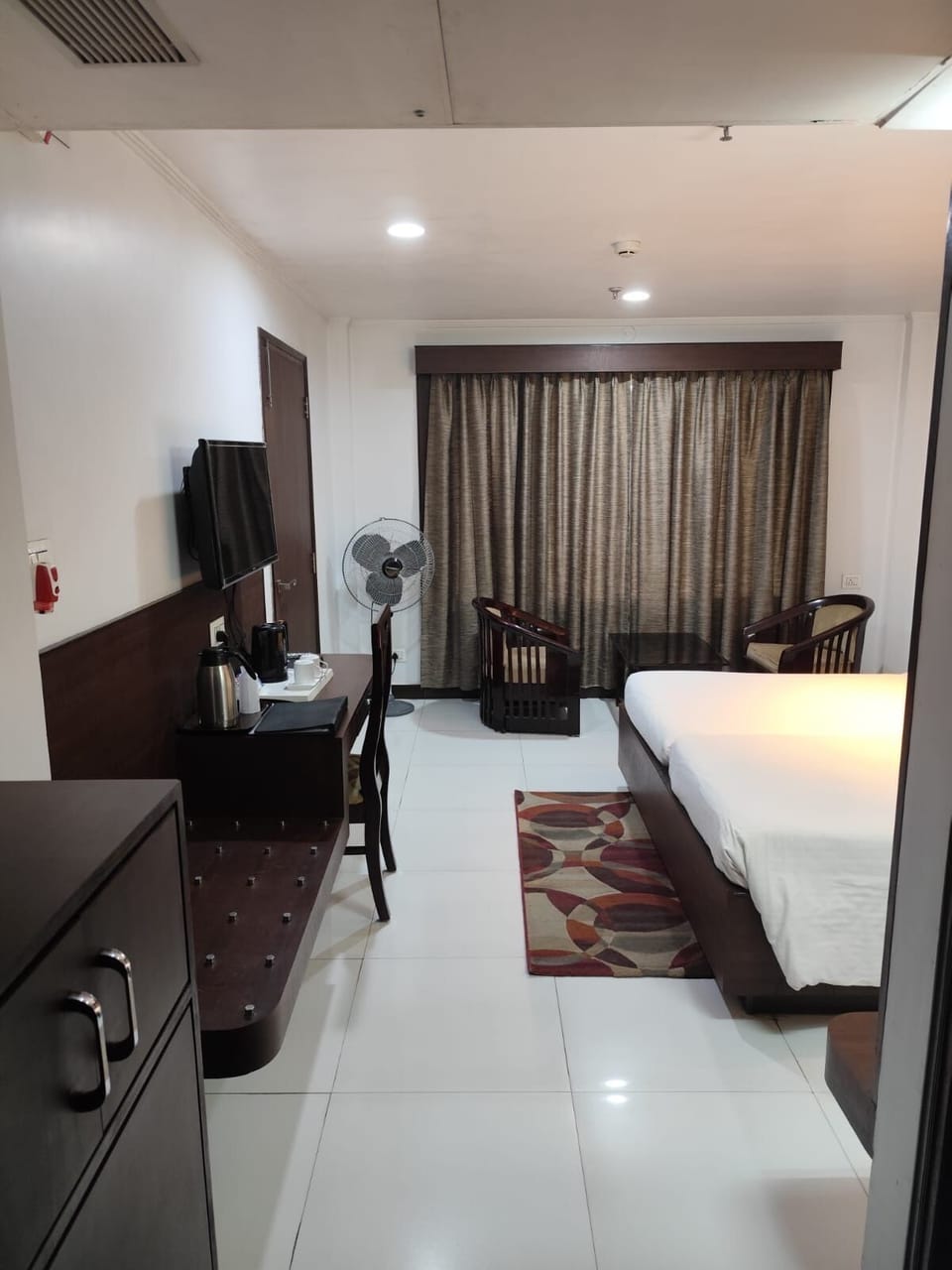 Standard Double Room | Desk, laptop workspace, soundproofing, iron/ironing board