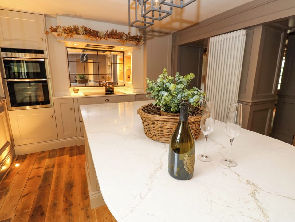 Cottage | Private kitchen | Dishwasher, cookware/dishes/utensils