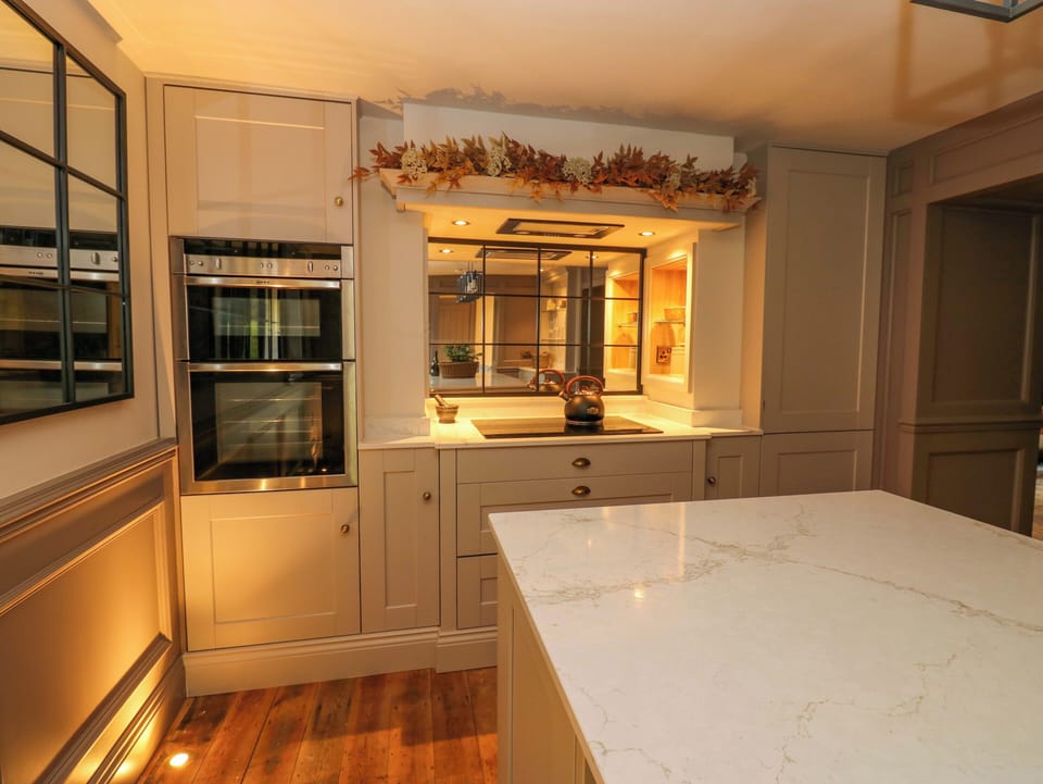 Cottage | Private kitchen | Dishwasher, cookware/dishes/utensils