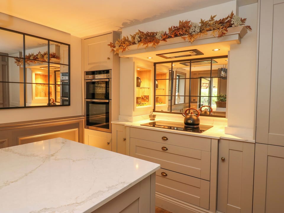 Cottage | Private kitchen | Dishwasher, cookware/dishes/utensils