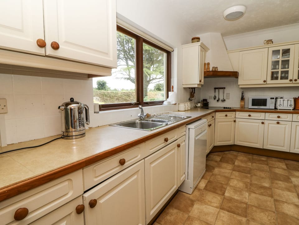Fridge, microwave, dishwasher, cookware/dishes/utensils