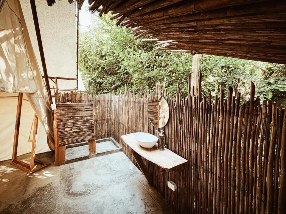 Deluxe Tent | Bathroom | Towels, soap, toilet paper
