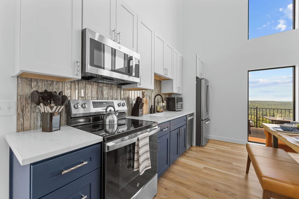 Cook and gather in this spacious great room kitchen at your holiday getaway in Branson, MO. Located near Silver Dollar City, Table Rock Lake, and the Ozark Mountains, it’s the perfect retreat to relax and enjoy time together after your adventures.