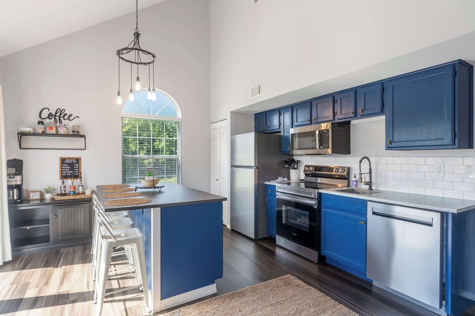 Condo, 2 Queen Beds, Balcony, Garden View (The Lazy Loft) | Private kitchen | Fridge, microwave, oven, stovetop