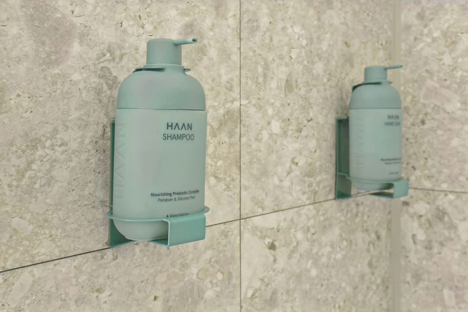Combined shower/tub, free toiletries, hair dryer, towels