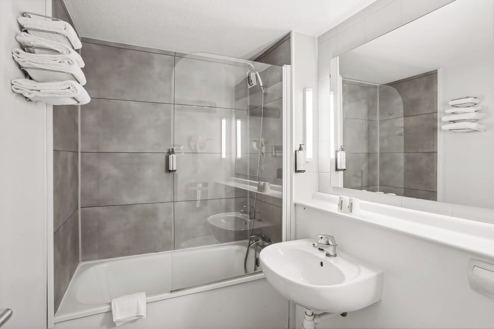 Combined shower/tub, free toiletries, hair dryer, towels