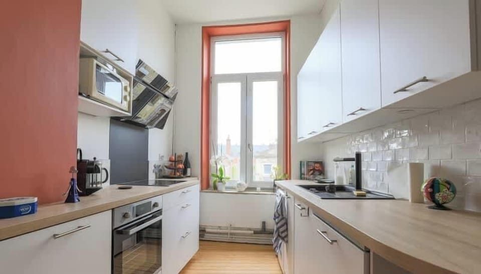 Cuisine toute équipée avec lave-vaisselle, lave-linge, four, micro-ondes, plaque de cuisson, machine à café