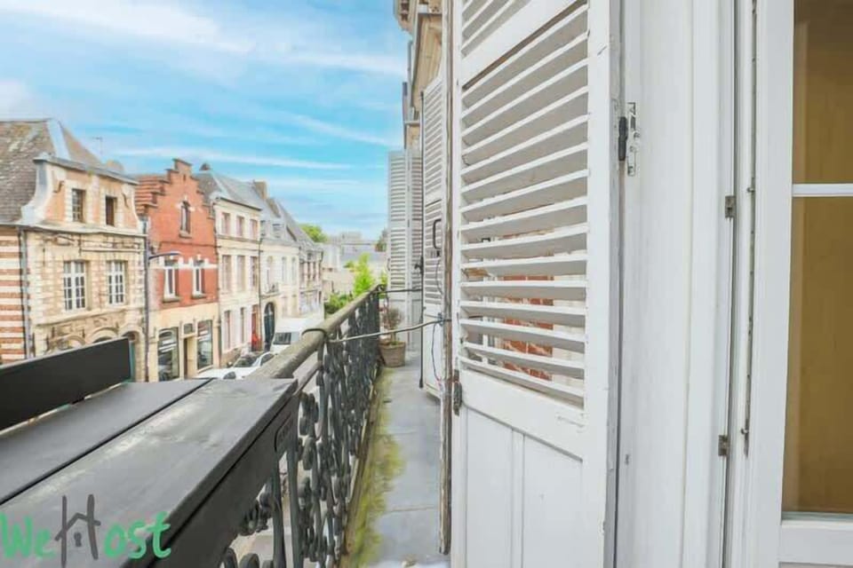 Balcon s'étendant du salon à la chambre avec lit double.