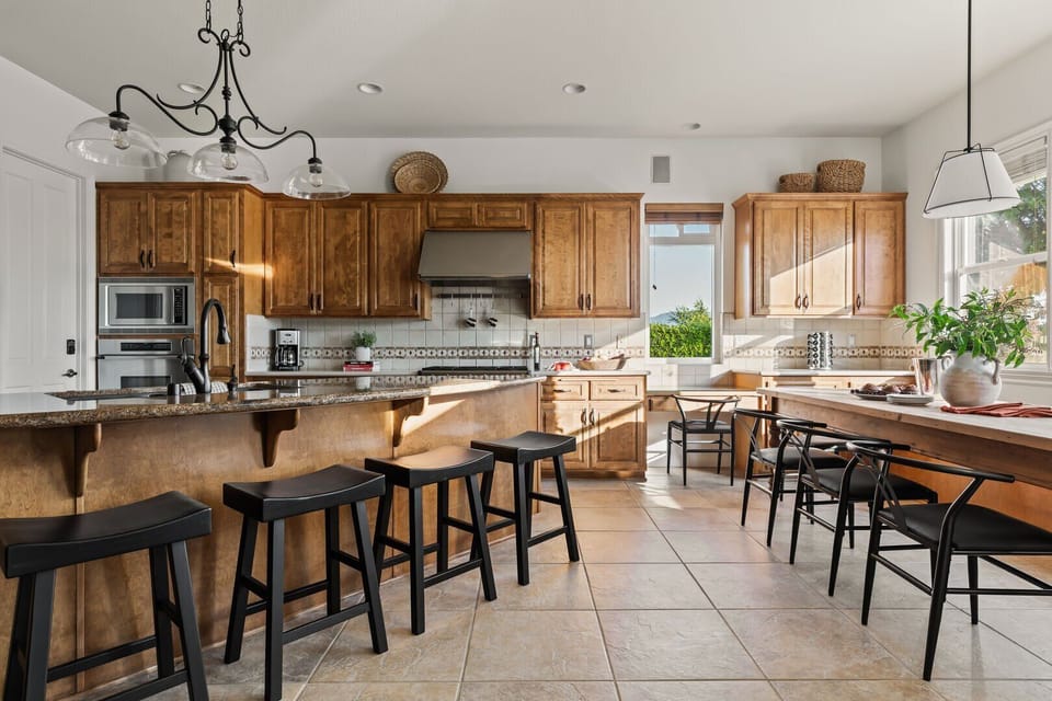 Kitchen with breakfast bar and breakfast nook, as well as a built-in desk.