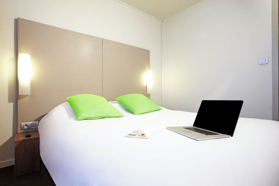 Desk, soundproofing, free cribs/infant beds, free WiFi